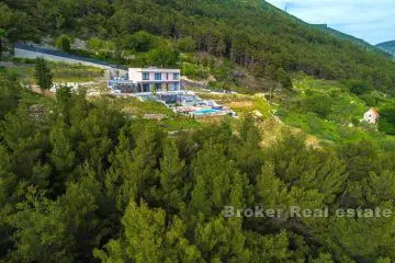 Lyxig villa med panoramautsikt över havet