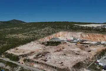 Pozemek v obchodní zóně pro komerční účely