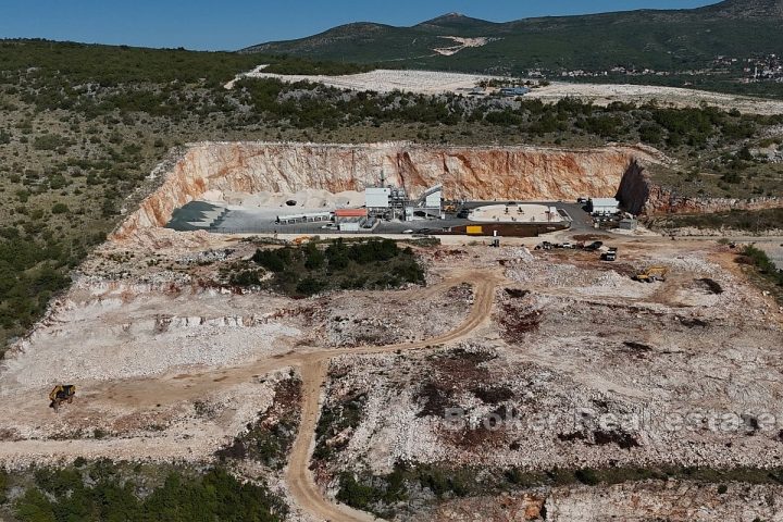 Terrain dans une zone commerciale à des fins commerciales