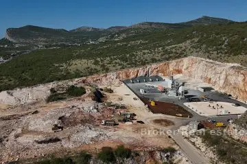 Terrain dans une zone commerciale à des fins commerciales