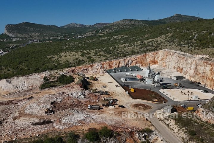 Terrain dans une zone commerciale à des fins commerciales