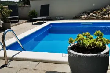 House with sea view and swimming pool