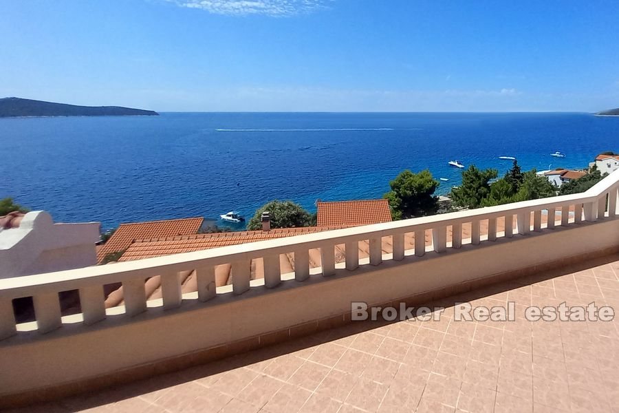 House and building land with open sea view