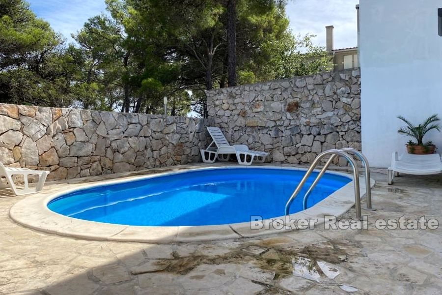 Semi-detached house with pool in a quiet location