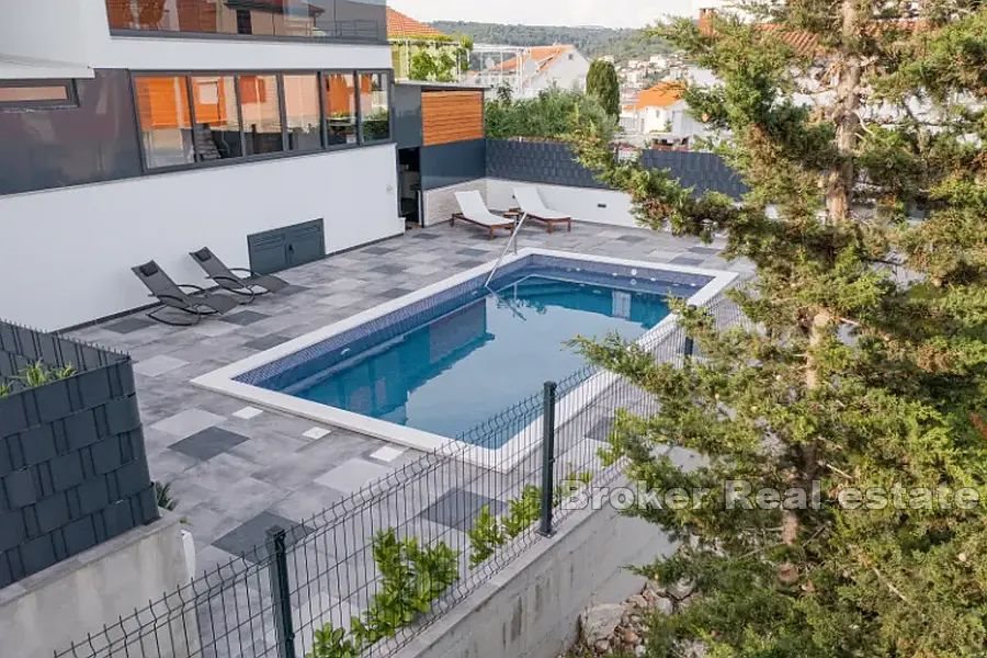 Moderne leilighet med basseng