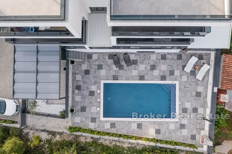 Modern lägenhet med pool