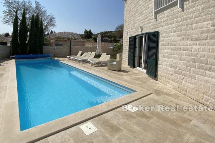 House with pool and sea view