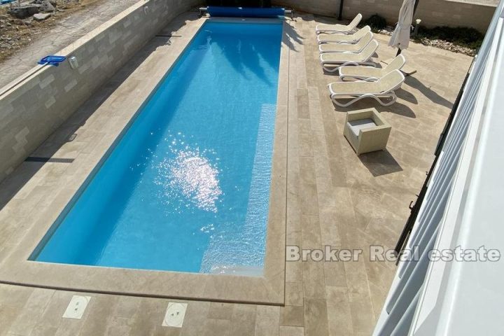 House with pool and sea view