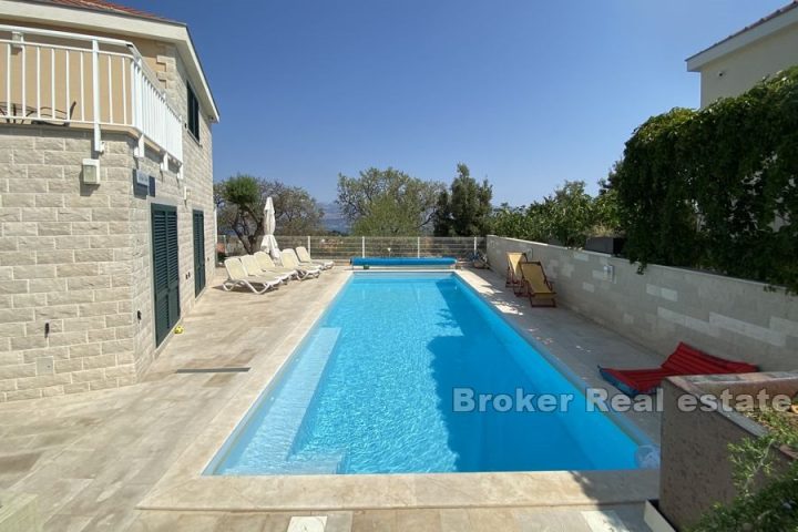 House with pool and sea view