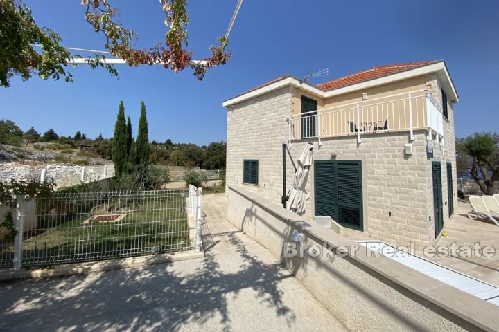 House with pool and sea view