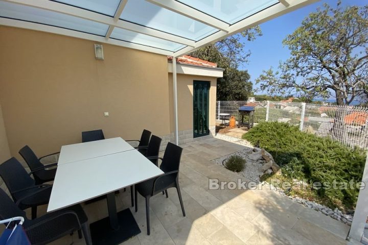 House with pool and sea view