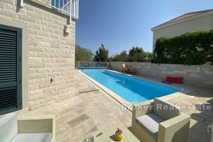 House with pool and sea view