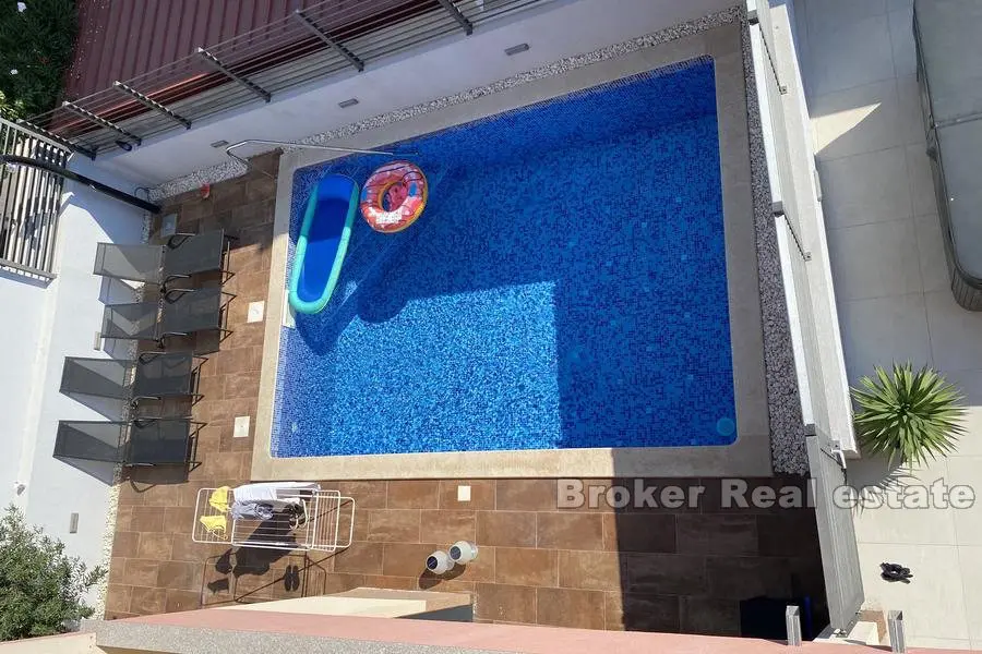 Rymligt hus med pool