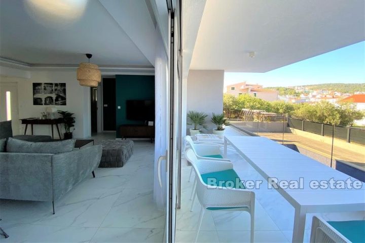 Luxury apartment with a pool and the sea view