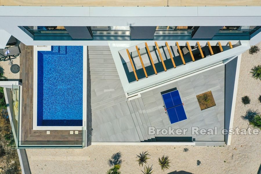 Moderní nově postavená vila s bazénem