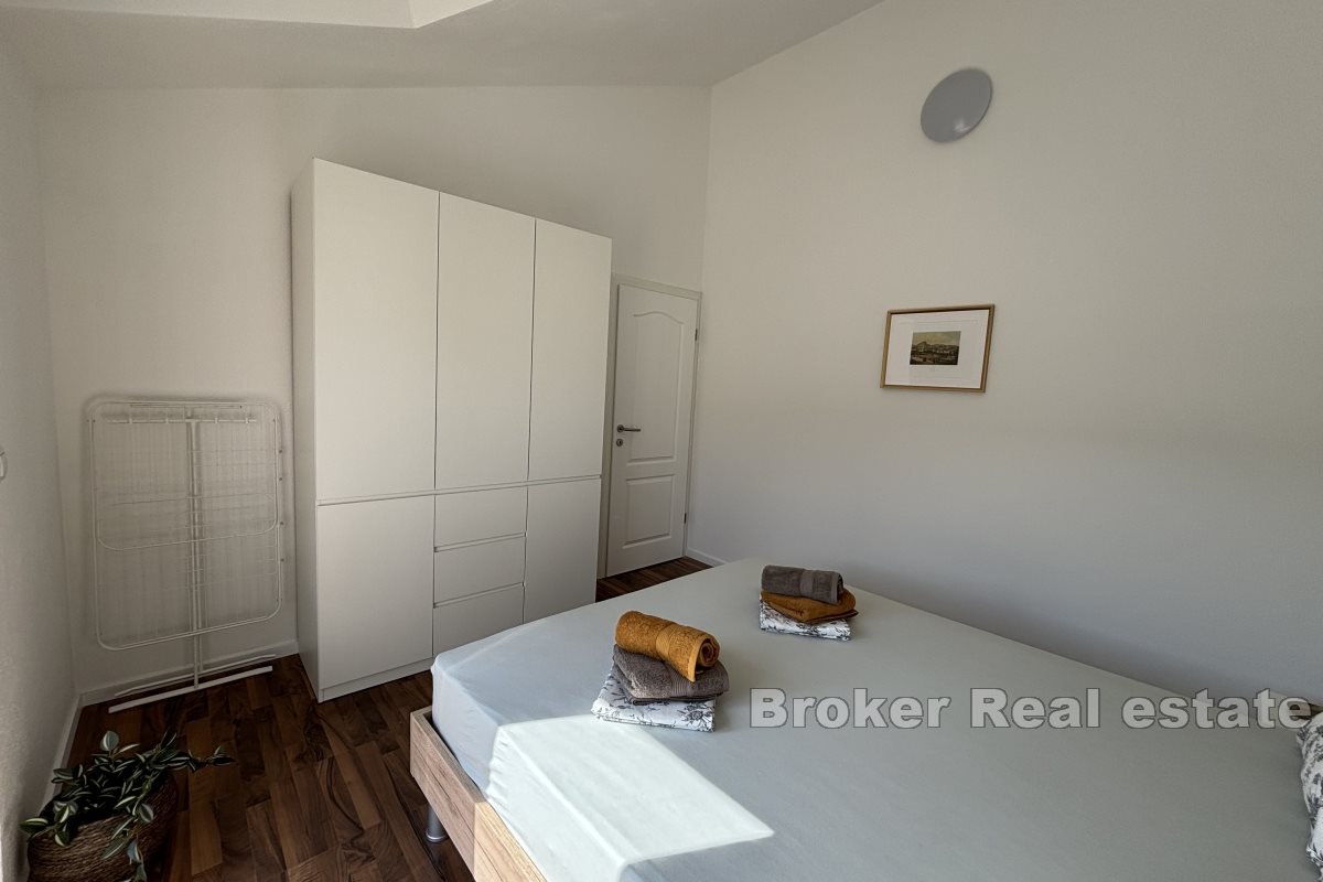 Confortevole appartamento con tre camere da letto con vista aperta sul mare