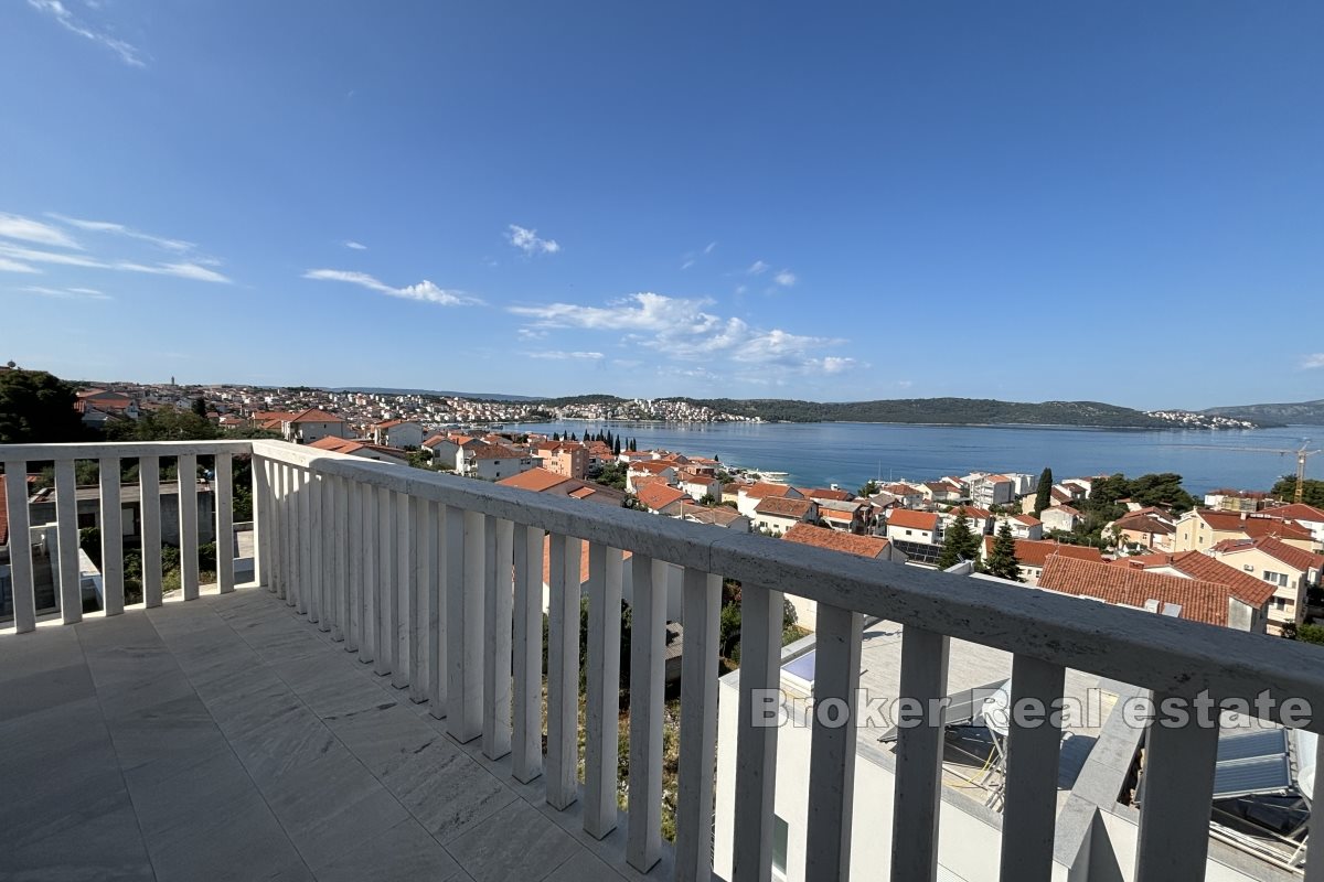 Comfortable three bedroom apartment with an open sea view