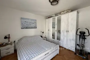 Appartement de deux chambres bien situé