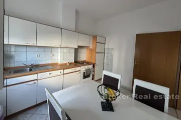 Komfortowy apartament z trzema sypialniami w spokojnej okolicy