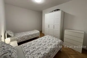 Komfortowy apartament z trzema sypialniami w spokojnej okolicy