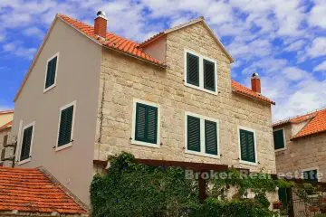 Casa in pietra con cortile in ottima posizione