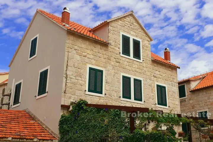 Une maison en pierre avec cour dans un excellent emplacement