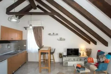 Une maison en pierre avec cour dans un excellent emplacement