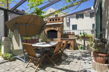 Une maison en pierre avec cour dans un excellent emplacement