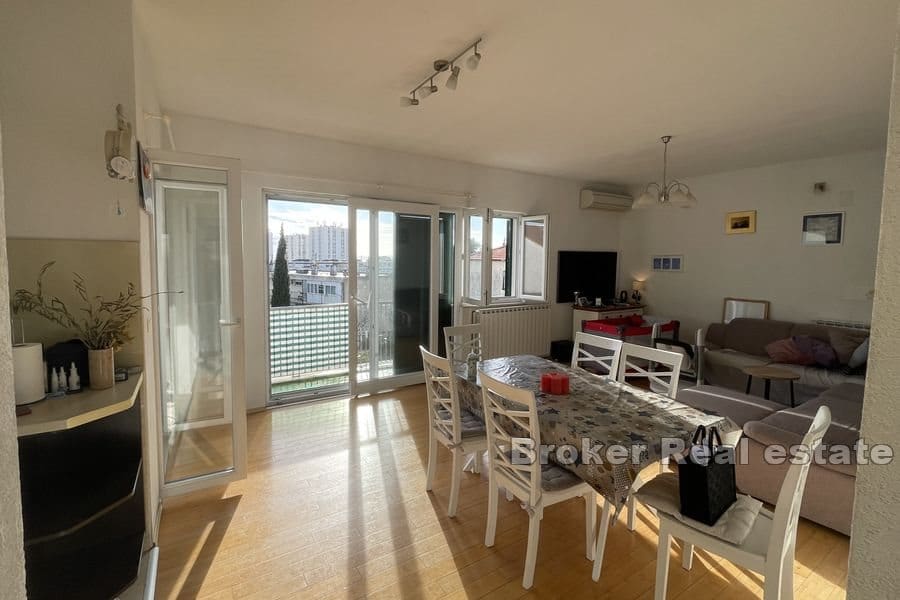 Sućidar, comfortable four bedroom apartment in the house