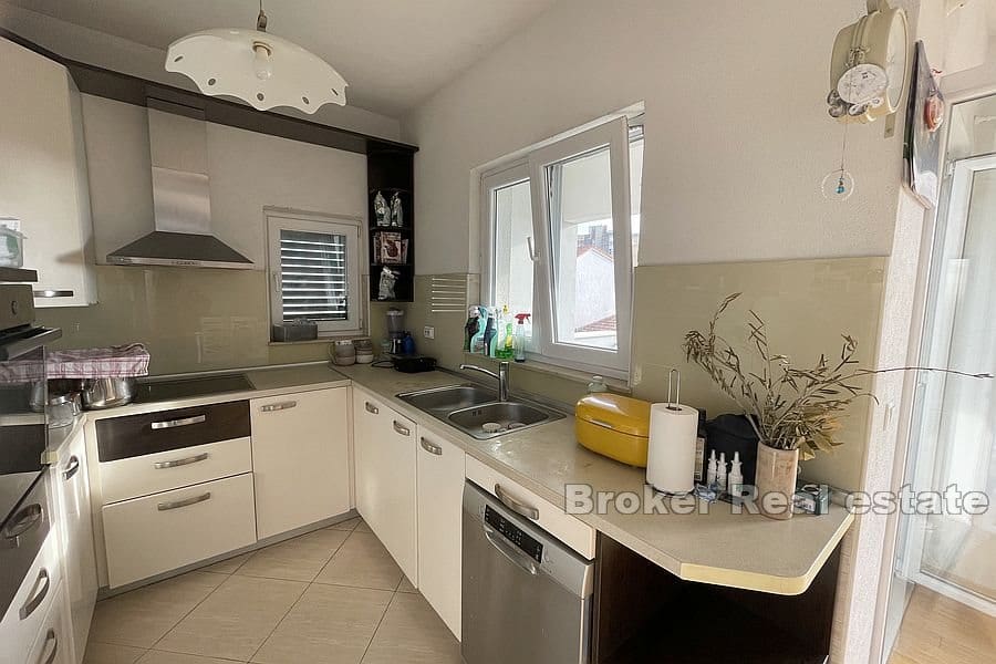 Sućidar, comfortable four bedroom apartment in the house
