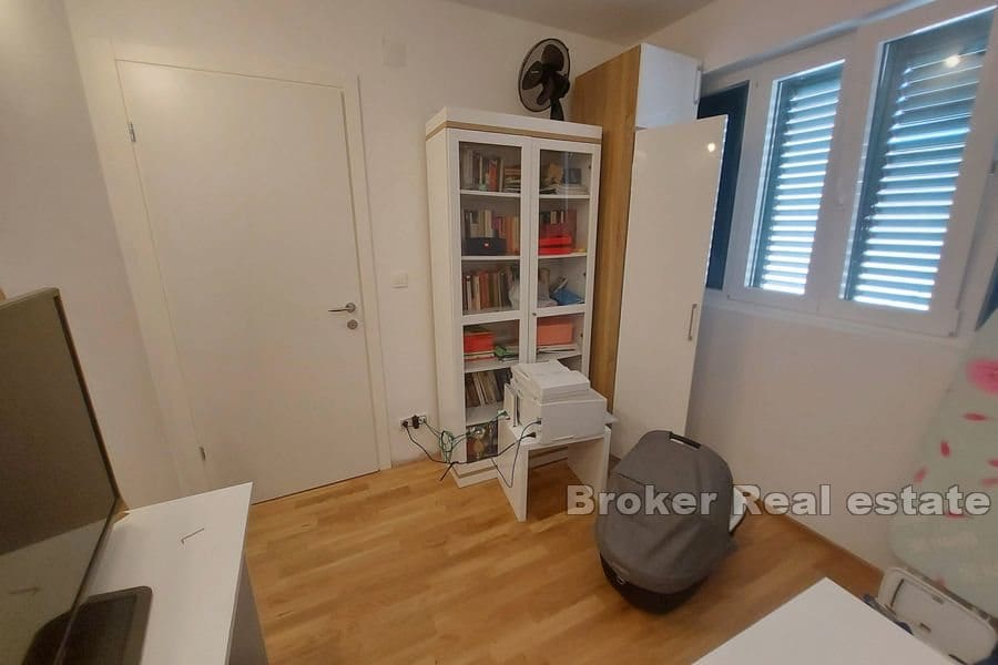 Sućidar, confortable appartement de quatre chambres dans la maison