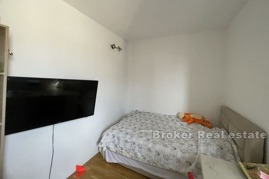 Sućidar, komfortable Wohnung mit vier Schlafzimmern im Haus