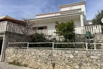 A spacious house in the second row to the sea