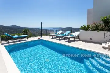 Villa with swimming pool and sea view