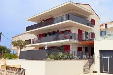 Detached and semi-detached house with sea view