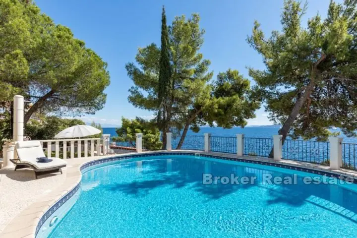 Villa in a great location, first row by the sea