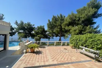 Villa in a great location, first row by the sea