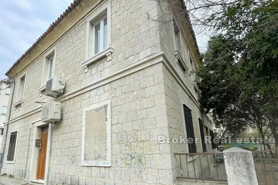 Lučac, appartement de trois chambres dans une maison en pierre