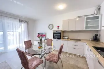 Predivan osunčan dvosobni apartman 