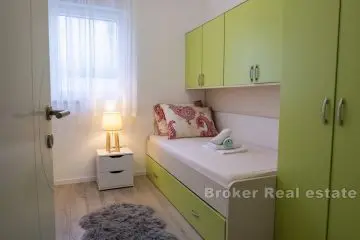 Predivan osunčan dvosobni apartman 