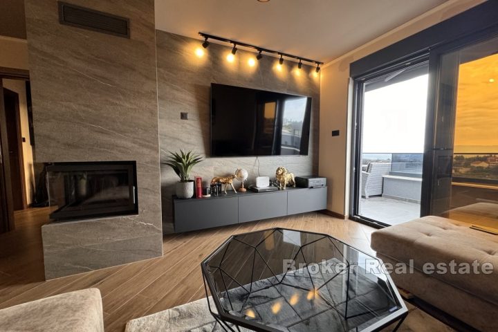 Three bedroom penthouse with sea view