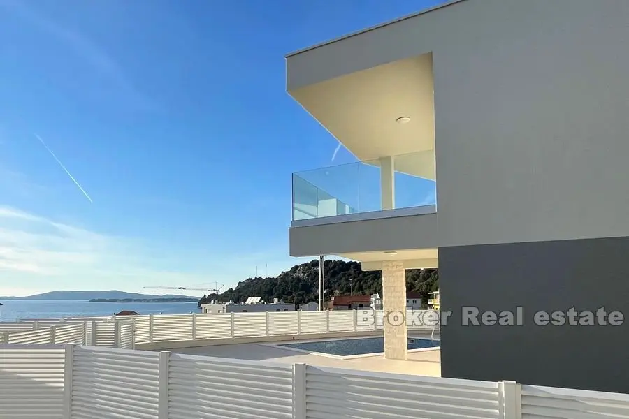 Moderna villa di nuova costruzione con piscina