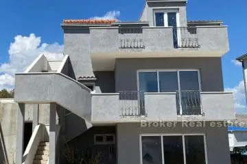 House with swimming pool in high Roh bau condition