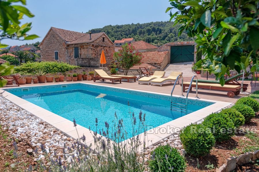 Mediterrane Villa mit Pool