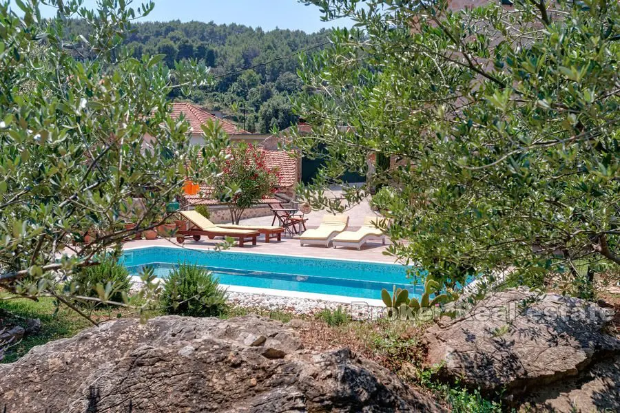 Středomořská vila s bazénem