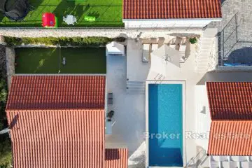 Zwei kleinere Häuser mit Pool und Meerblick