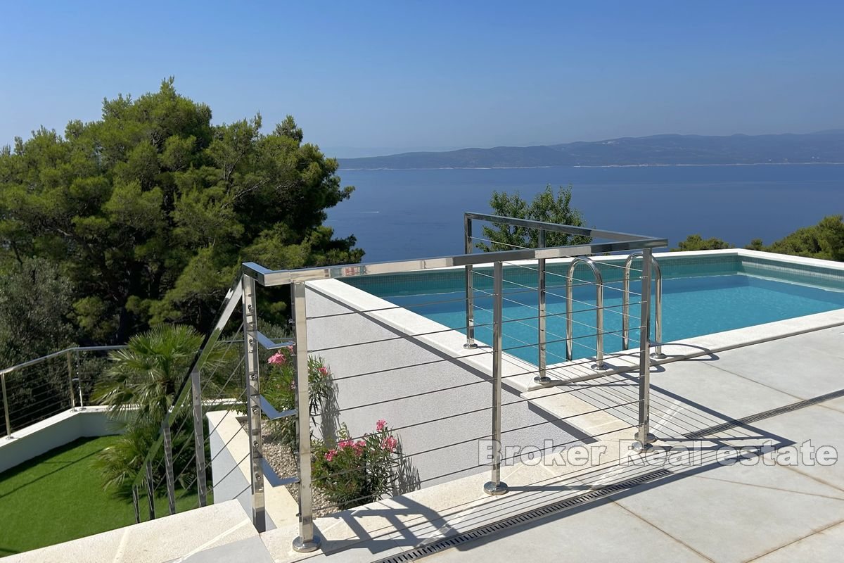 Villa med pool och panoramautsikt över havet