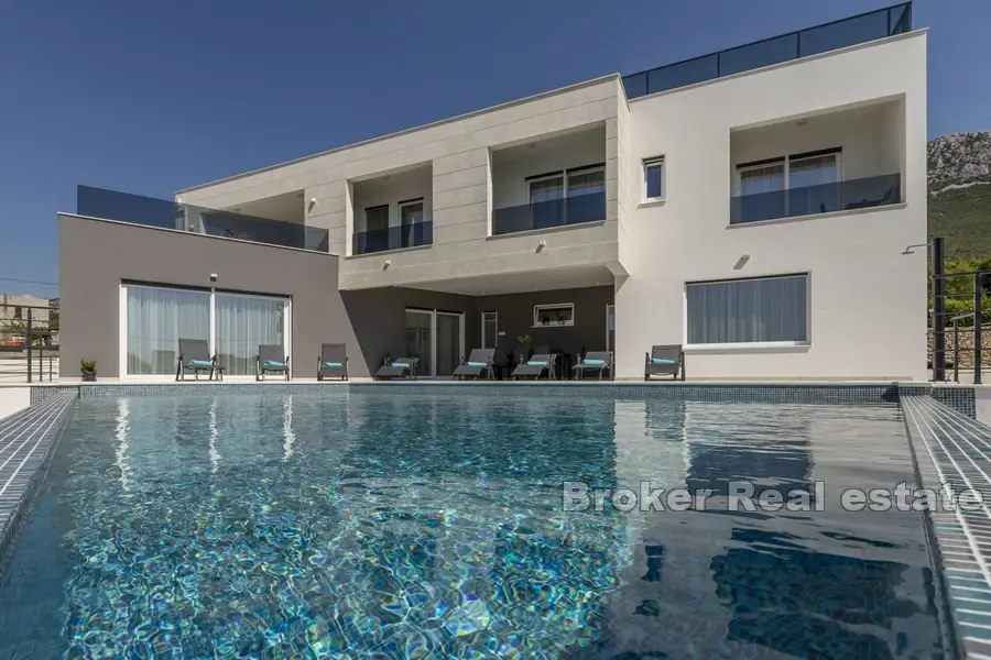 Villa mit Pool und Meerblick