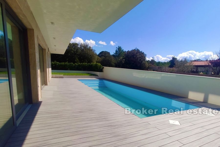Villa moderna con piscina e vista mare