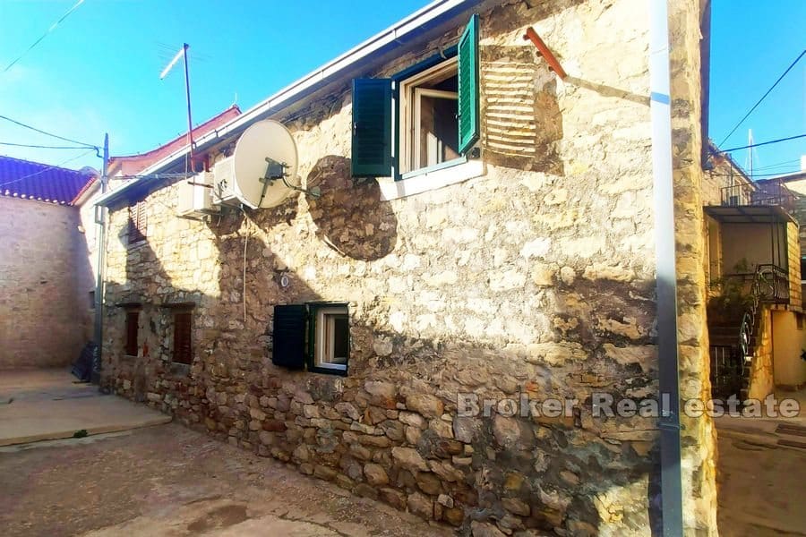 Tradizionale casa in pietra vicino al mare